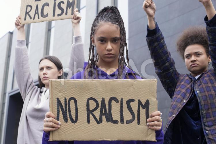 Girl with placard, discriminação racial, programa demonstrativo, actividades de demonstração, JPG